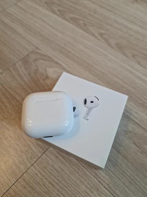 出售 AirPods 5 無線充電盒版本(含 Apple Care+)。(僅拆封)